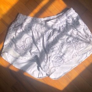 Lululemon Hotty Hot 4” short sz 8
